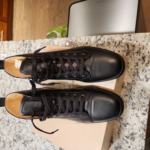 Christian Louboutin - Picture 7 of 10